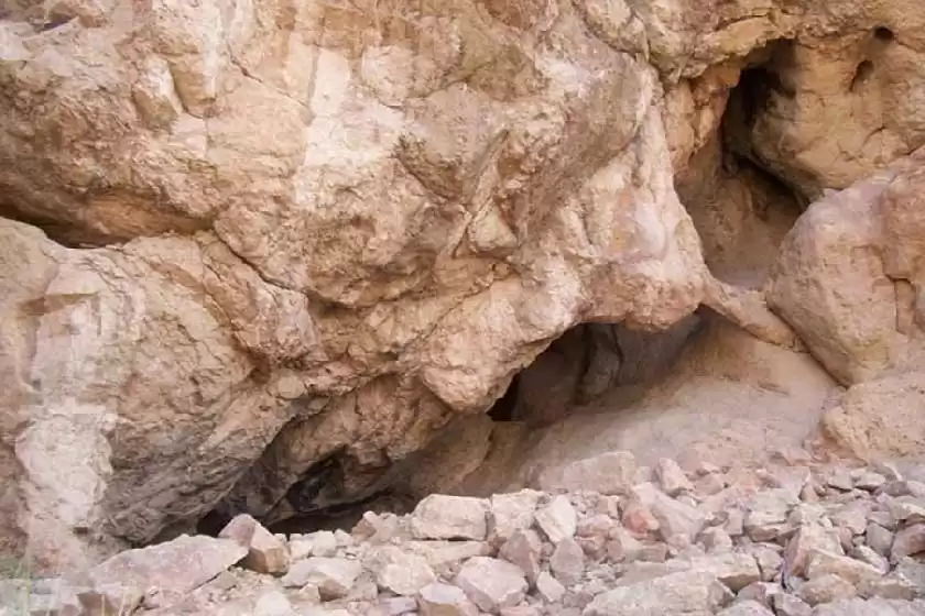 غار لکی اسپیور قاین