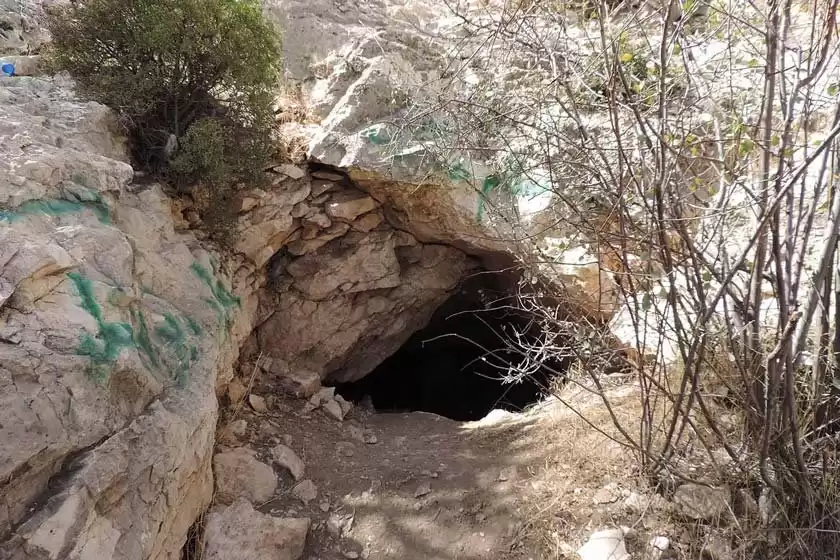 غار زکریا استهبان