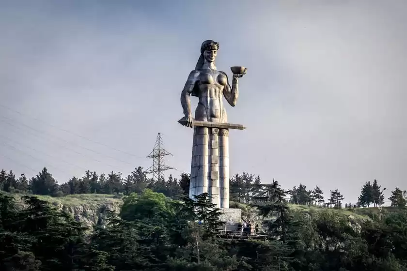 مجسمه مادر گرجستان (کارتلیس ددا)