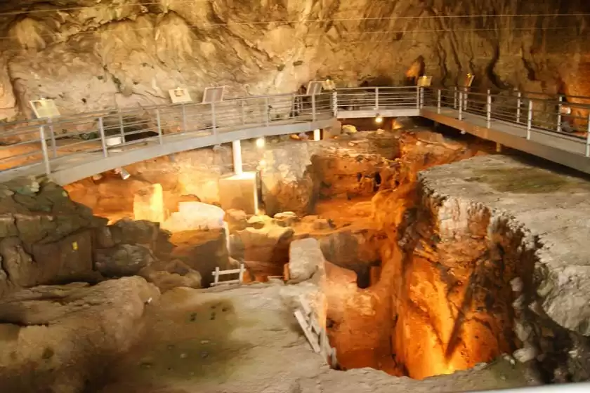 غار تئوپترا، یونان