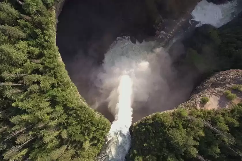 آبشار هلمکن کانادا