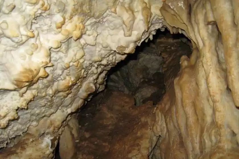 غار میان لائون (کلوچه بالا) انجدان