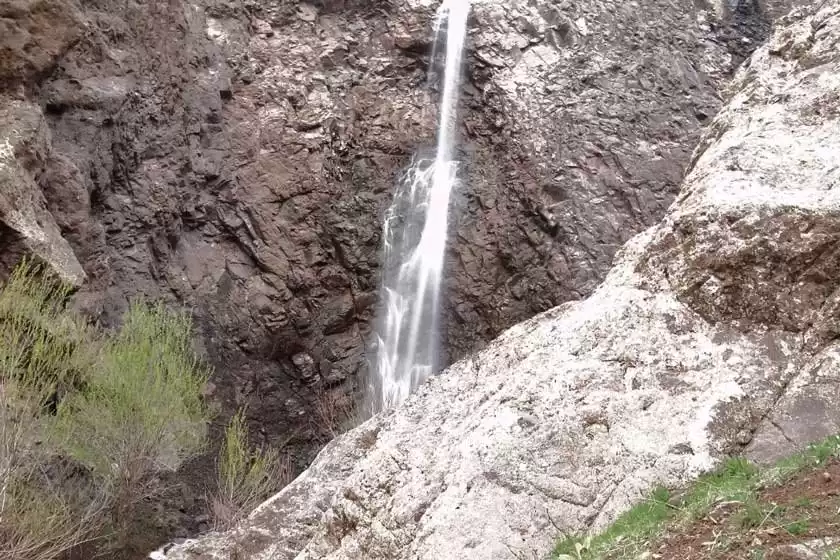 آبشار شله بن طالقان تهران
