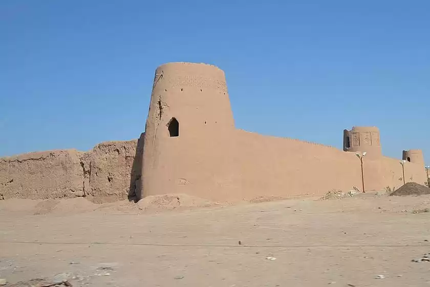 قلعه خشتی سیزان نوش آباد