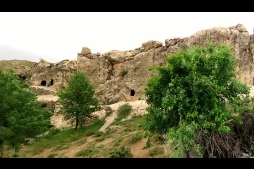 غار سنگی حسین کوهکن