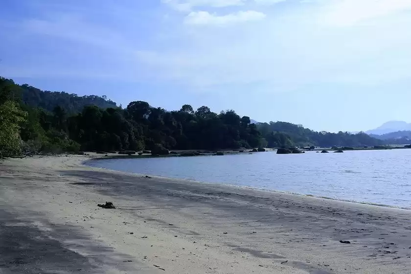 ساحل شن ‌های سیاه لنکاوی مالزی